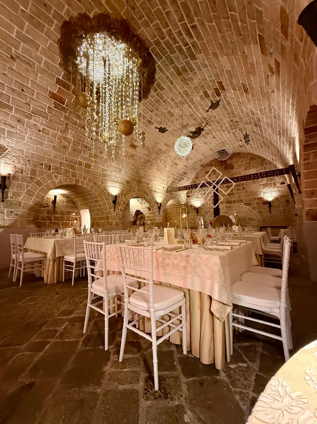 La sala ipogea con i tavoli allestiti nei toni del rosa e del beige