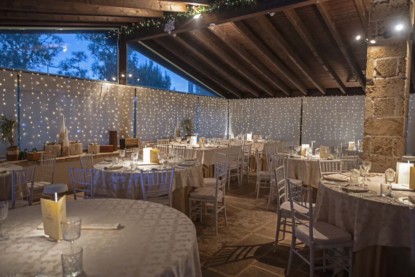 La sala degli archi allestita coi tavoli e le tende di lucine