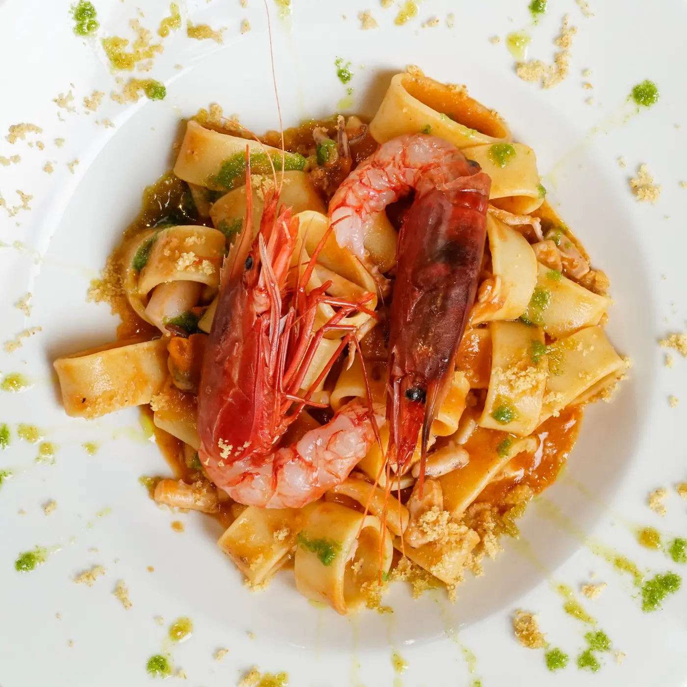 Piatto di pappardelle con gambero rosso e crostacei